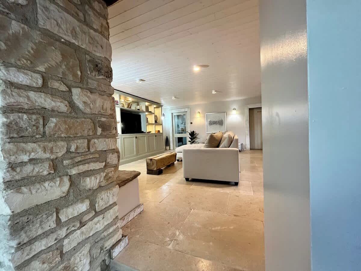 TV connectée, livres, chaîne hi-fi, espaces bureaux