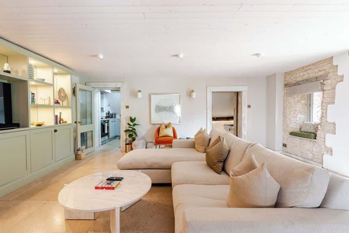 Smart TV, libri, impianto stereo, studio