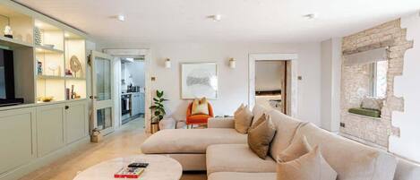 Smart TV, libri, impianto stereo, studio