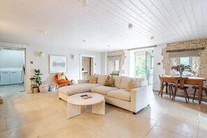 TV connectée, livres, chaîne hi-fi, espaces bureaux