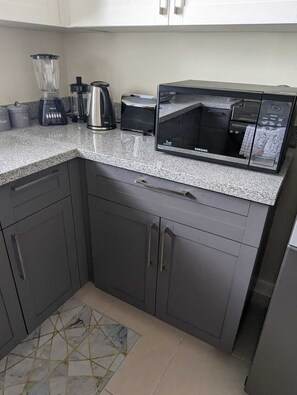 ثلاجة، ميكروويف، فرن، موقد طهي مسطح