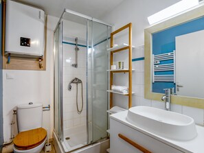 Dusche, kostenlose Toilettenartikel, Haartrockner, Handtücher