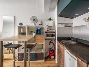 Kühlschrank, Mikrowelle, Wasserkocher mit Kaffee-/Teezubehör, Toaster