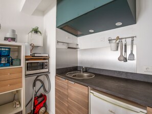 Fridge, microwave, coffee/tea maker, toaster