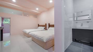 Habitación familiar, vistas al patio | 4 dormitorios, escritorio, cortinas opacas y wifi gratis