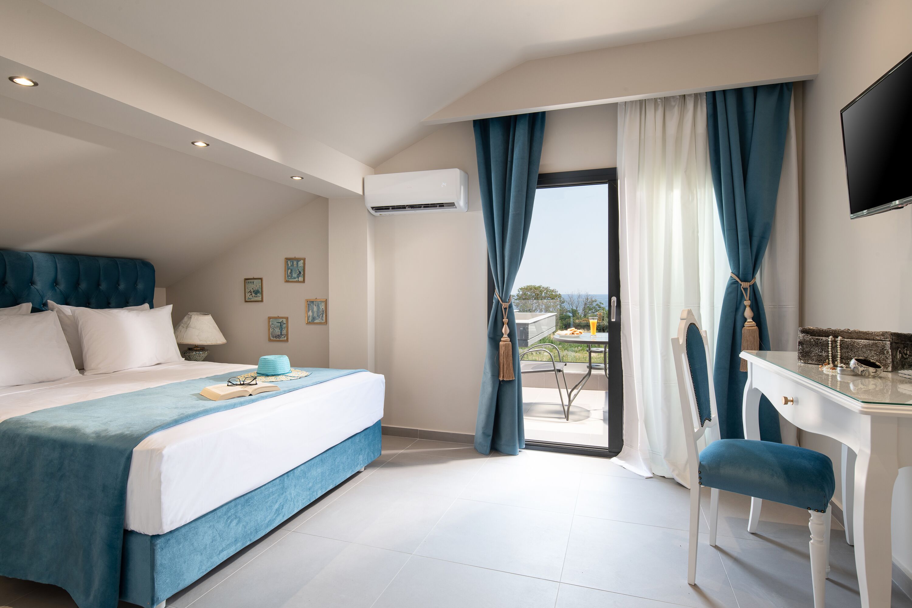 Luxury Suite | Minibar, individually decorated, desk, blackout curtains