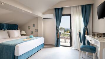 Luxury Suite | Minibar, individually decorated, desk, blackout curtains