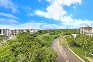 Asuinalue, jossa on kaareva katu, viheralueita ja moderneja rakennuksia.