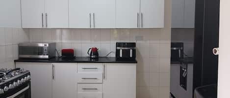 Frigorifero, microonde, forno, piano cottura