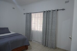 3 habitaciones, tabla de planchar con plancha, wifi y ropa de cama 