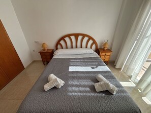 2 bedrooms, iron/ironing board, bed sheets