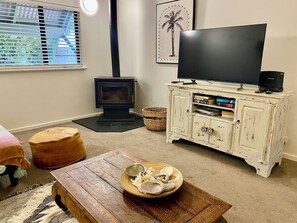 Smart TV, fireplace - Margaret River Beach House ~ Ombak Villa 
 (Gnarabup)