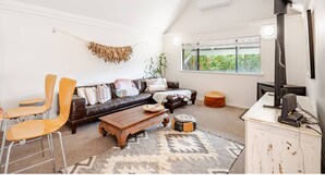 Smart TV, fireplace - Margaret River Beach House ~ Ombak Villa 
 (Gnarabup)