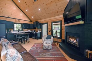 TV, fireplace, video games, offices - Boujee Moose -new, hot tub, dog friendly, fire pit (Cherry Log)