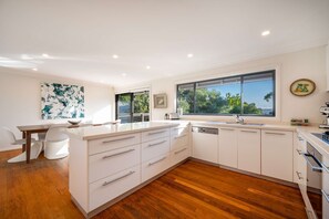 Fridge, microwave, oven, stovetop - "Amana" – Ocean Views & Pool (Copacabana)