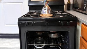 Une cuisine équipée d’une cuisinière, d’un four et d’un four à micro-ondes.