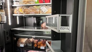 Une cuisine dotée de compartiments de rangement étiquetés pour différents types d’aliments.
