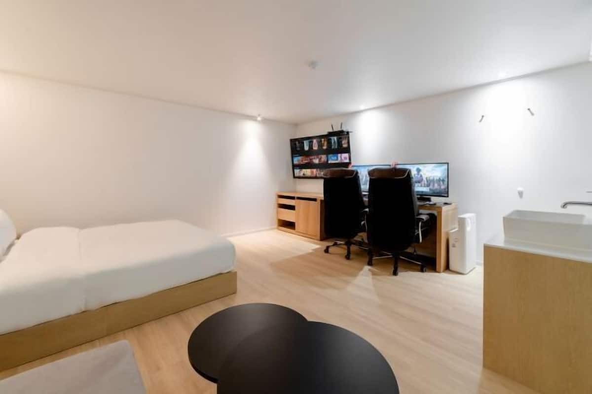 1 bedroom, premium bedding, desk, soundproofing