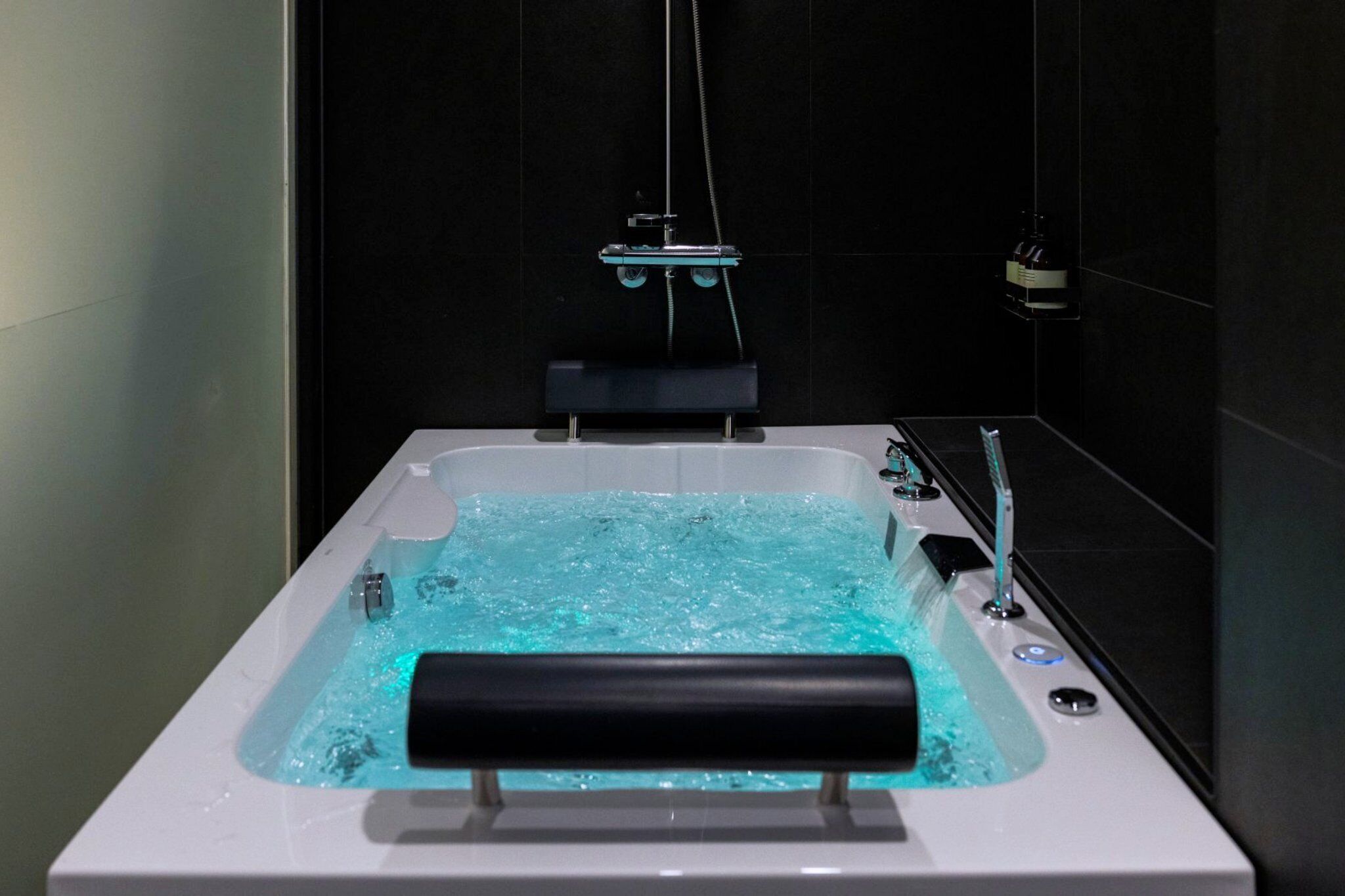 Premium bedding, desk, soundproofing, free WiFi