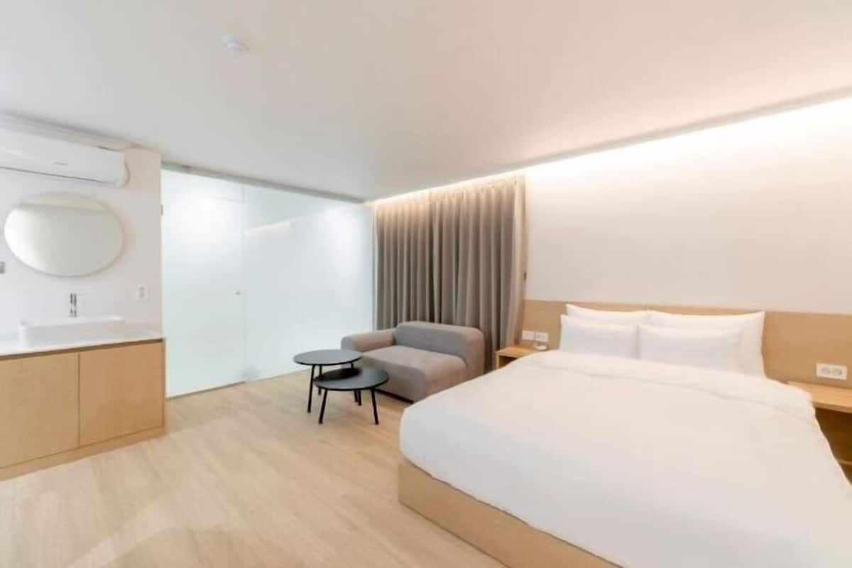 1 bedroom, premium bedding, desk, soundproofing
