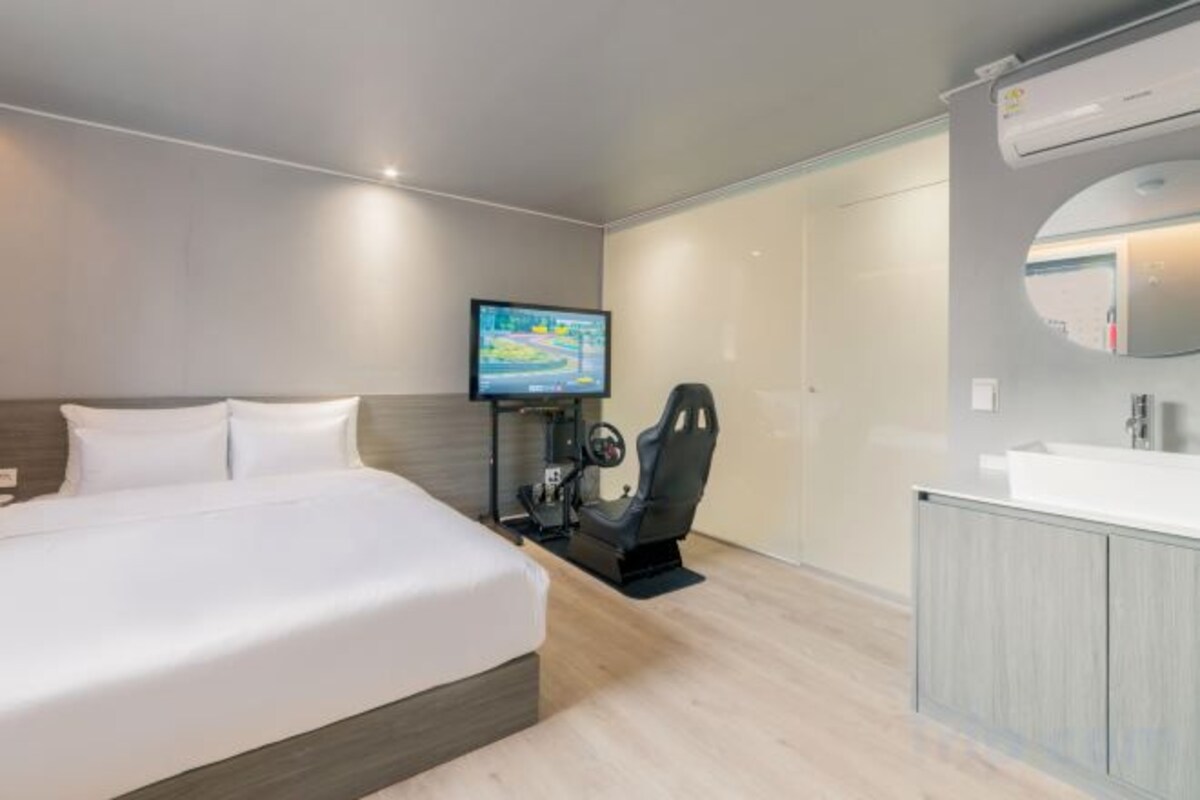 Premium bedding, desk, soundproofing, WiFi (free)