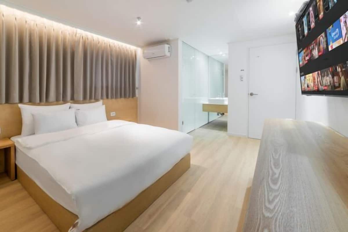 1 bedroom, premium bedding, desk, soundproofing