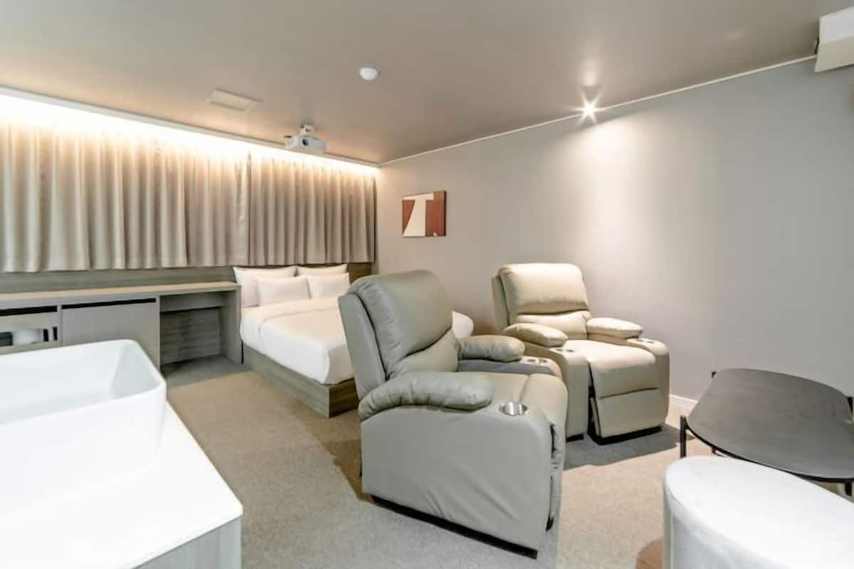 1 bedroom, premium bedding, desk, soundproofing
