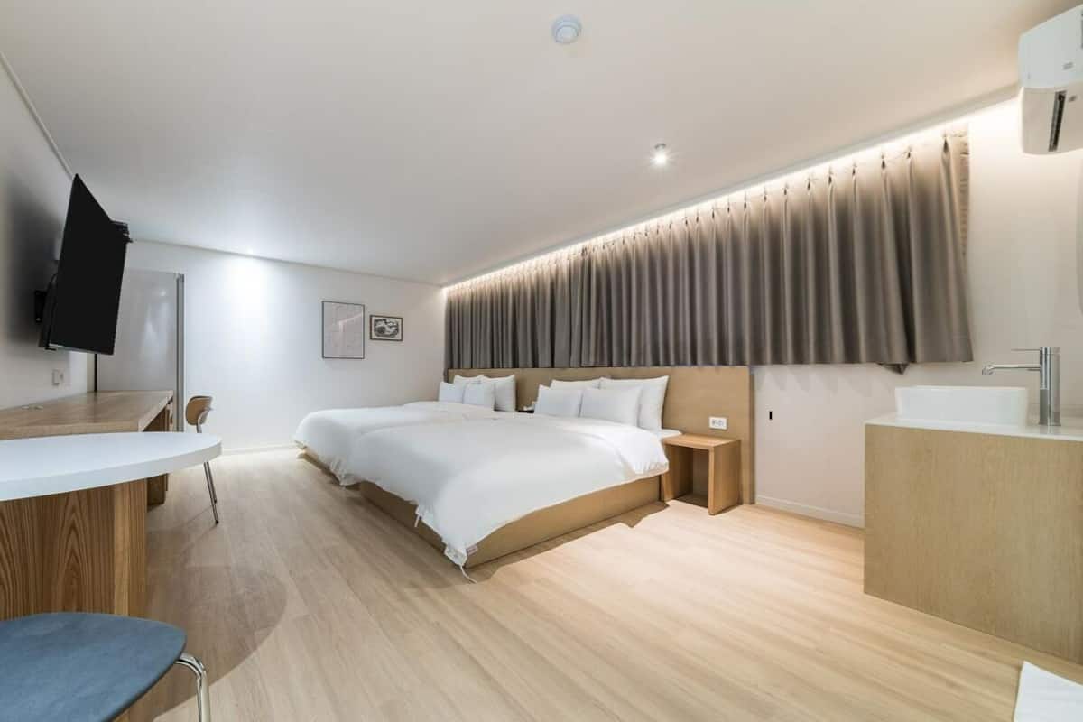 1 bedroom, premium bedding, desk, soundproofing