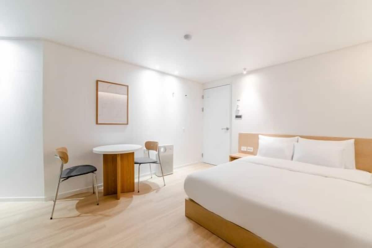 Ropa de cama de alta calidad, escritorio, insonorización y wifi gratis