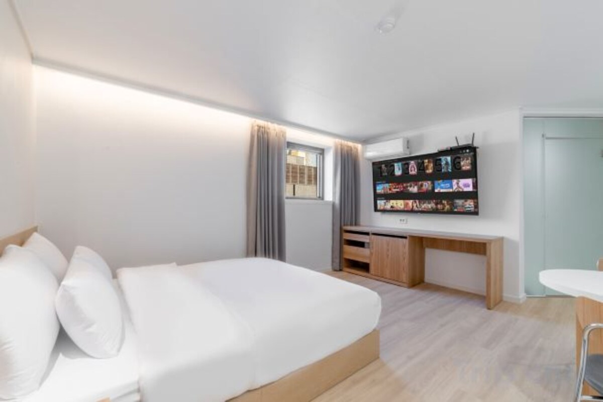 Premium bedding, desk, soundproofing, WiFi (free)