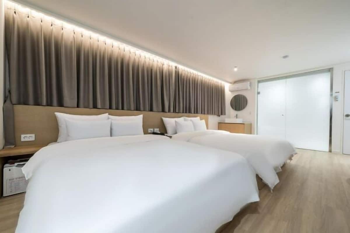 1 bedroom, premium bedding, desk, soundproofing