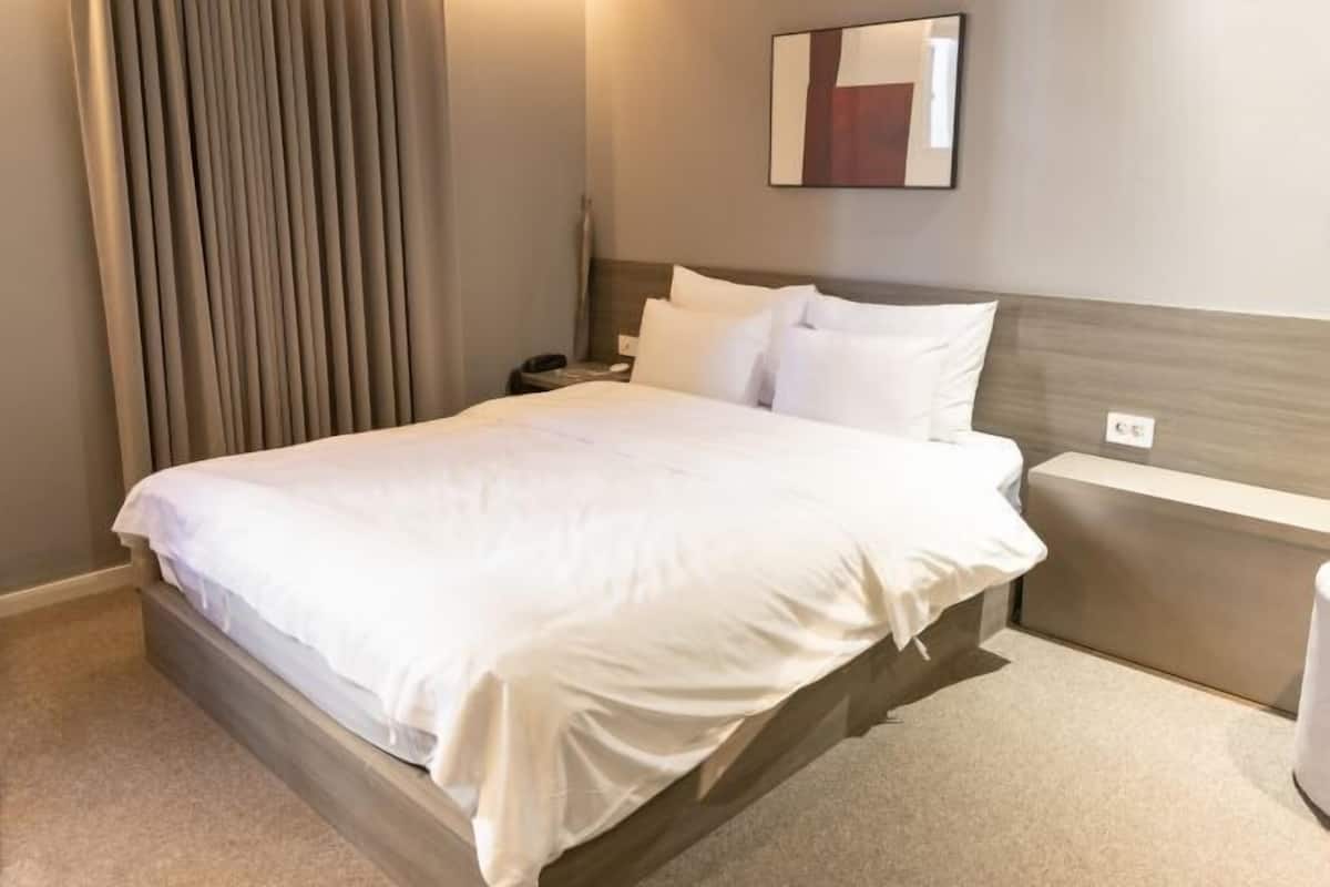 1 bedroom, premium bedding, desk, soundproofing