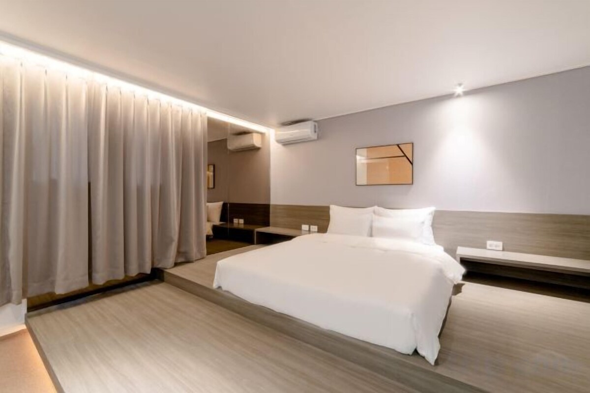 Roupas de cama premium, escrivaninha, quartos à prova de som