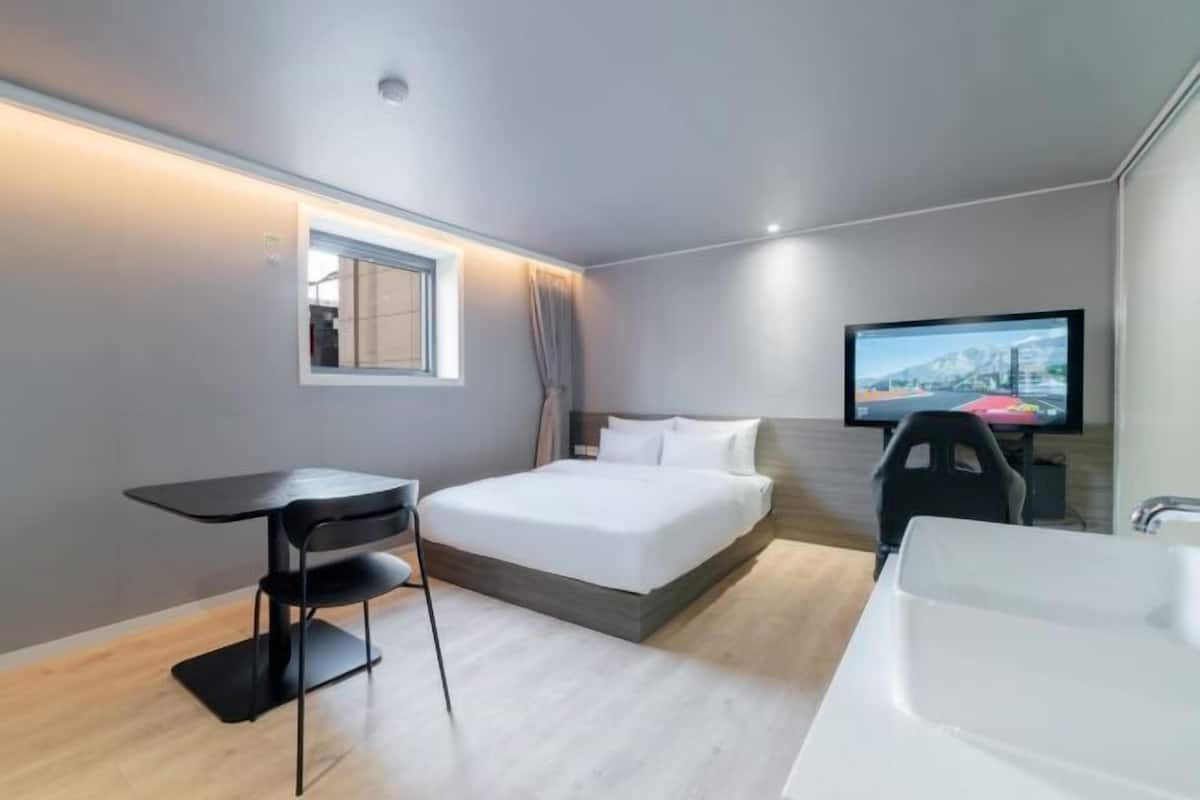 1 bedroom, premium bedding, desk, soundproofing