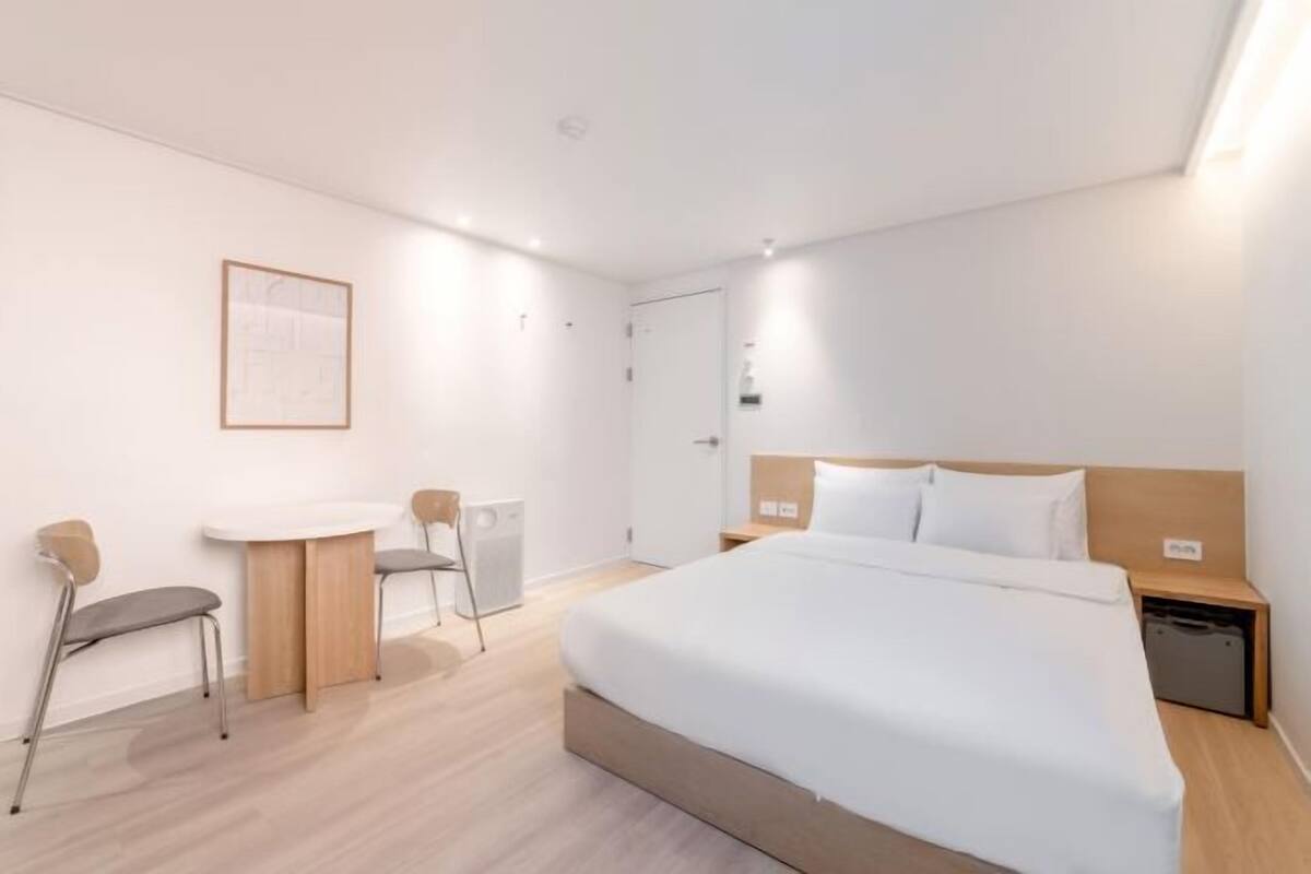 Premium bedding, desk, soundproofing, free WiFi