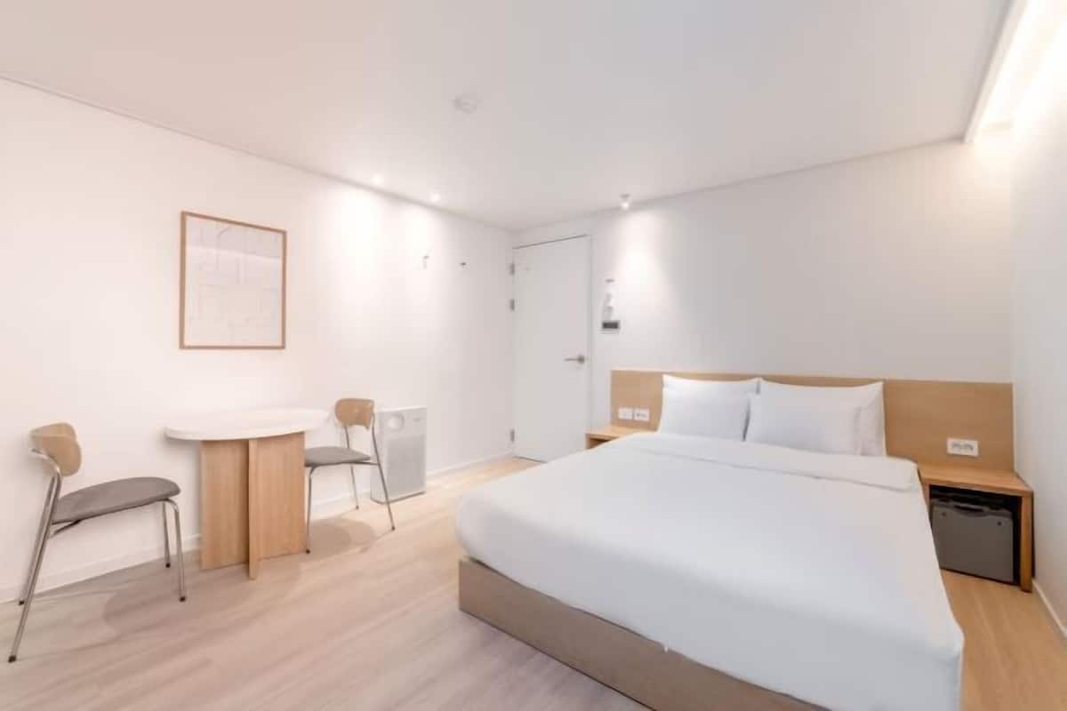1 bedroom, premium bedding, desk, soundproofing