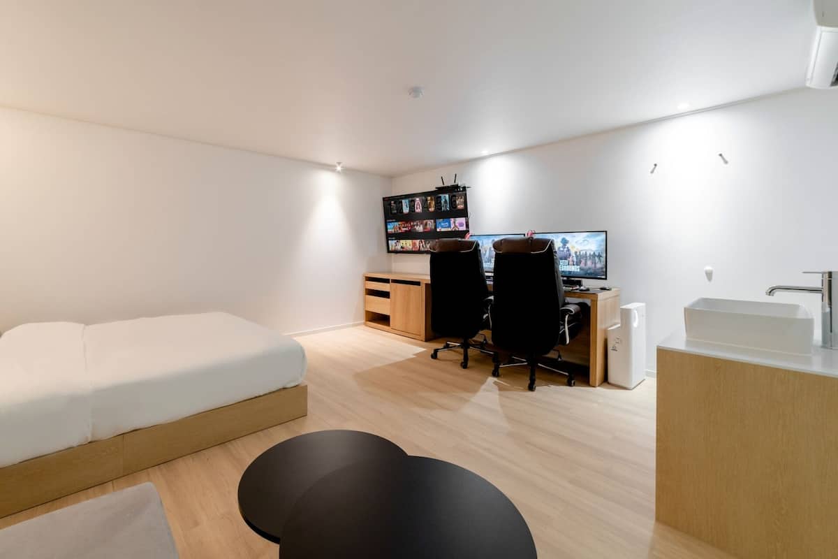 1 bedroom, premium bedding, desk, soundproofing