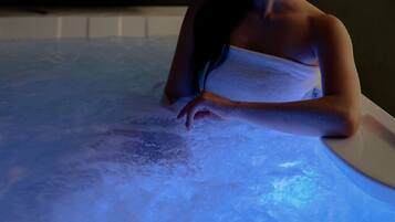 Una persona en una bañera con iluminación azul.
