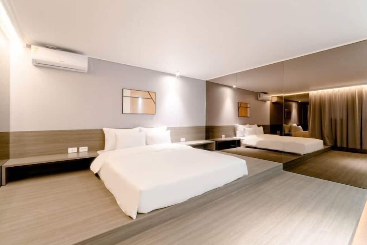 1 bedroom, premium bedding, desk, soundproofing