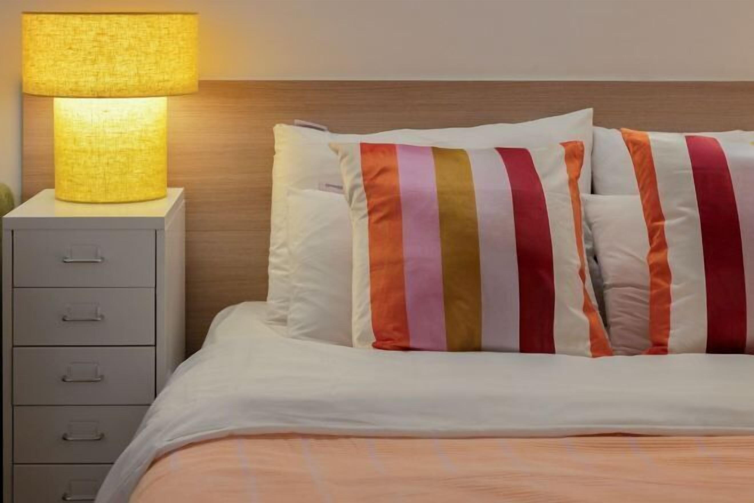 Ropa de cama de alta calidad, escritorio, insonorización y wifi gratis 