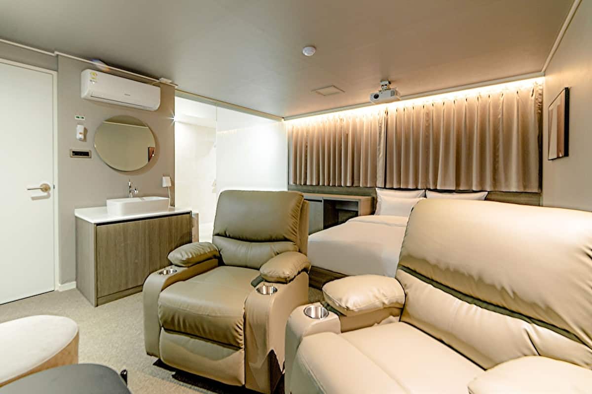 1 bedroom, premium bedding, desk, soundproofing