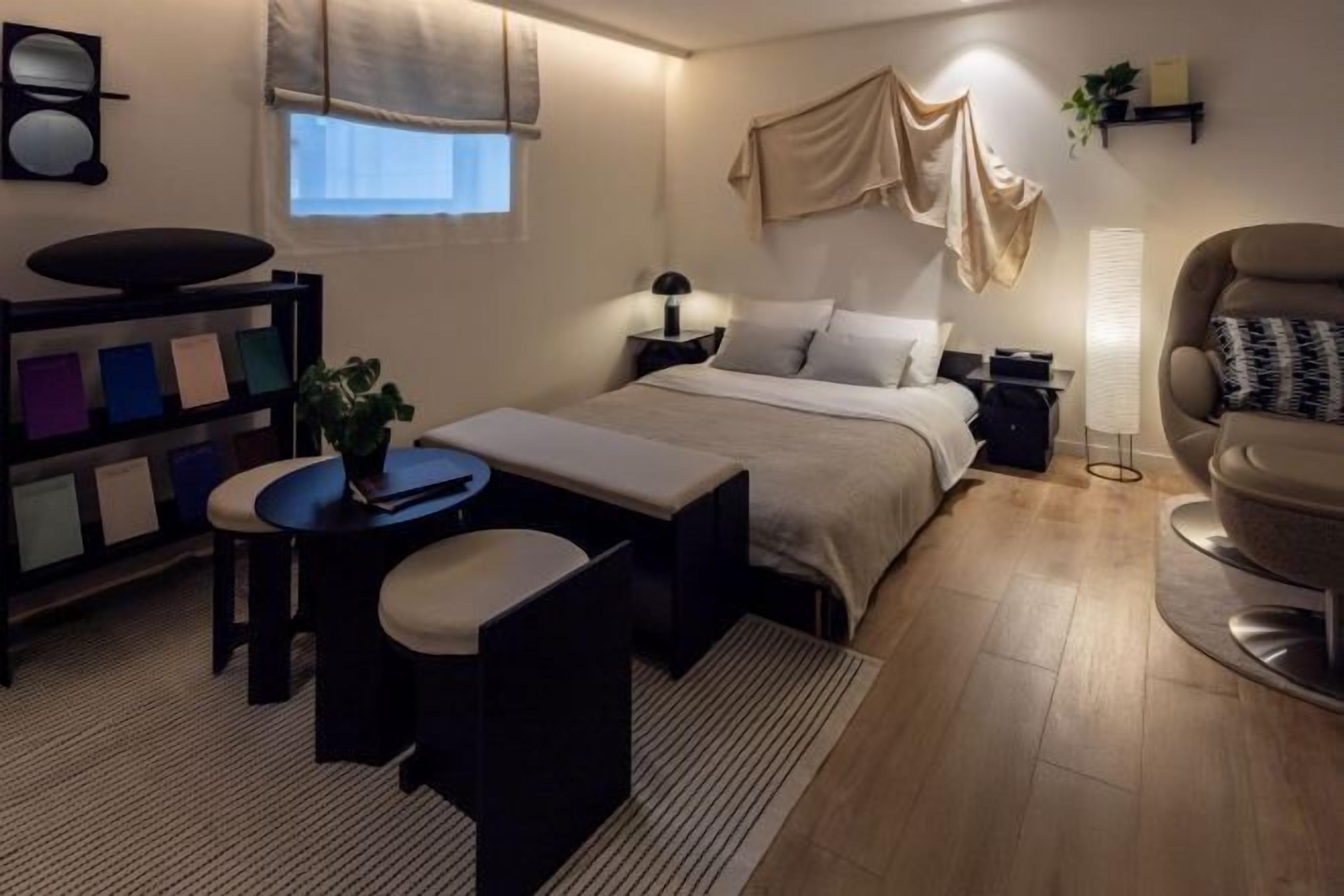 Sengetøy av topp kvalitet, skrivebord, lydisolert og wi-fi (inkludert)