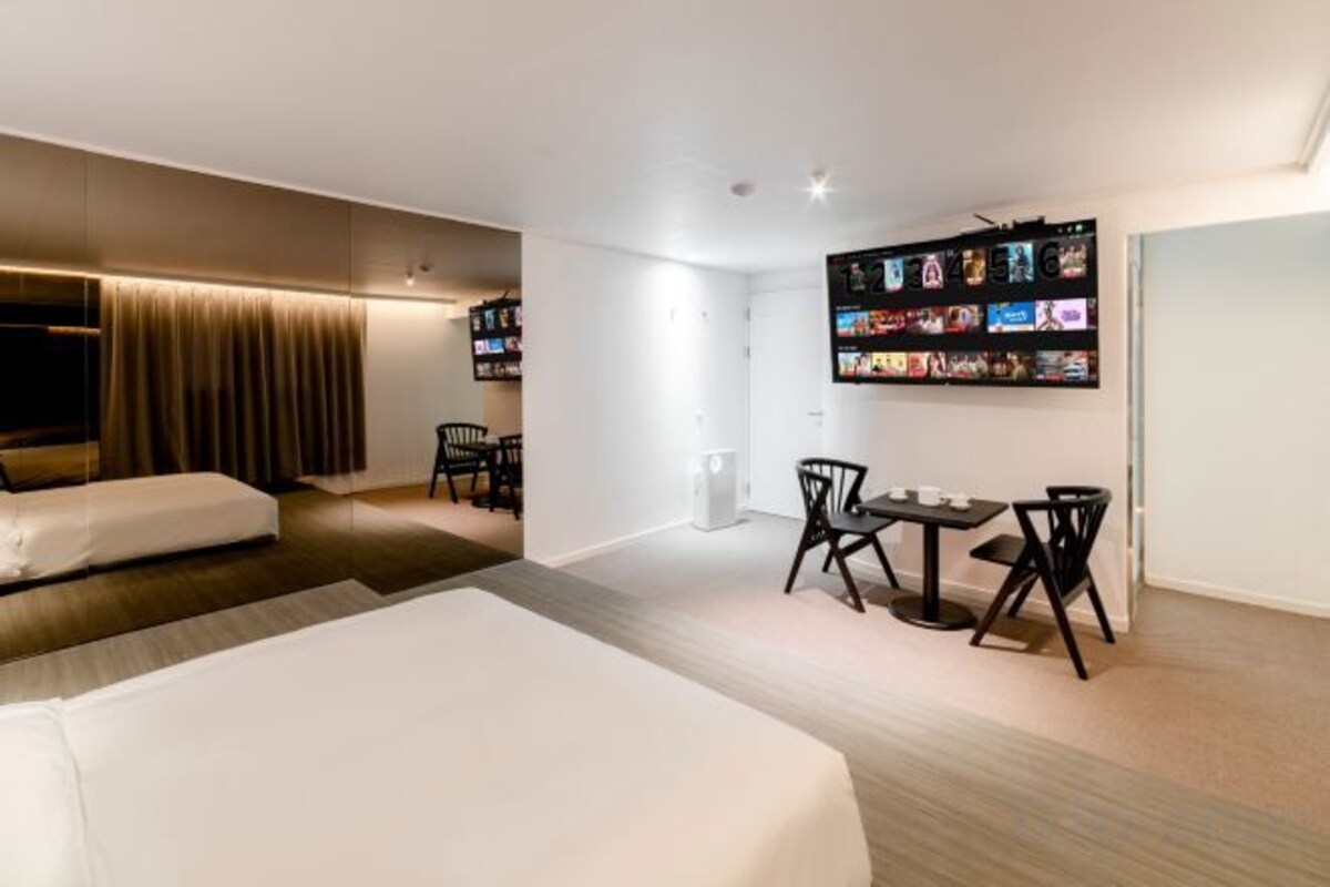 Premium bedding, desk, soundproofing, WiFi (free)