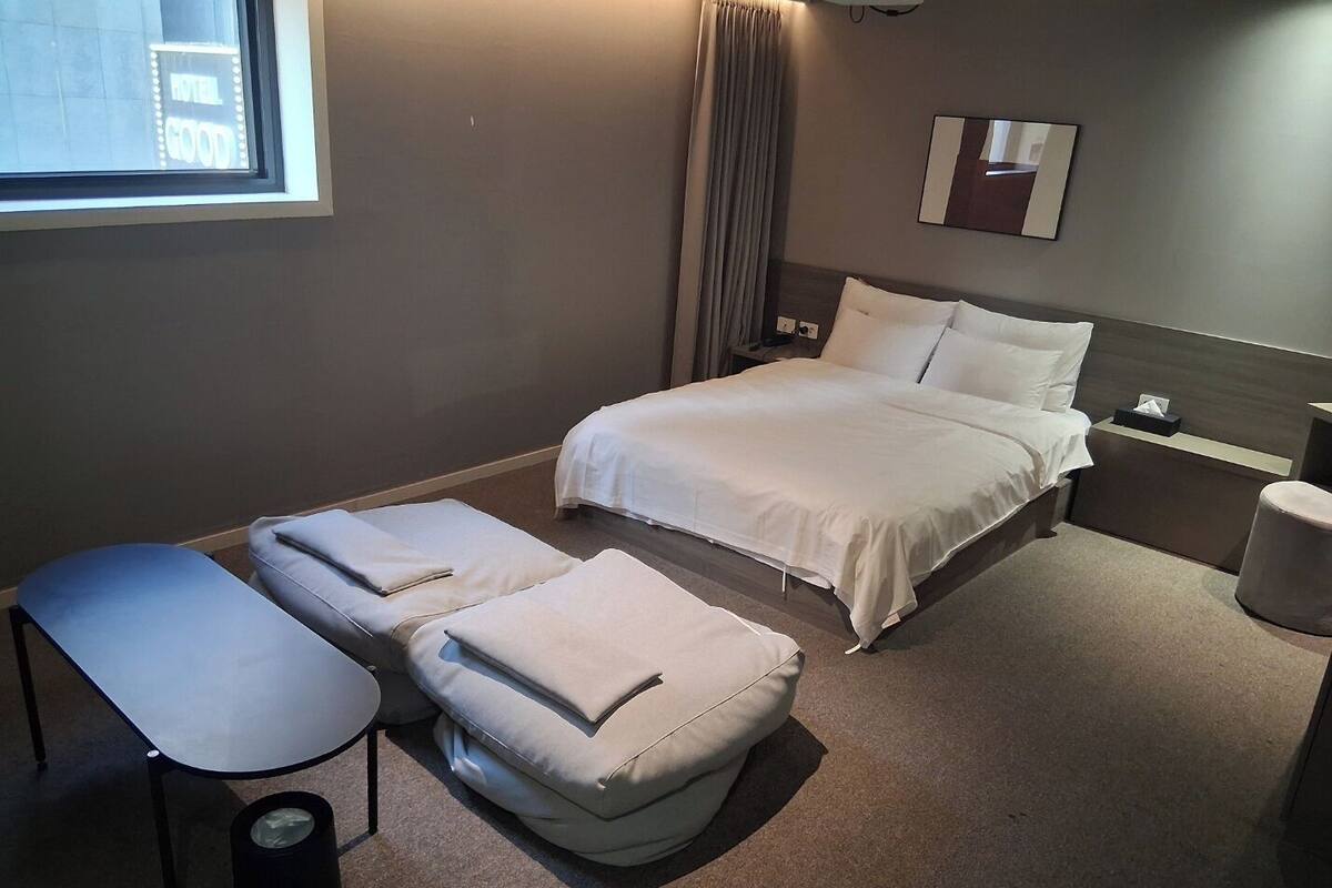 Movie | Premium bedding, desk, soundproofing, free WiFi