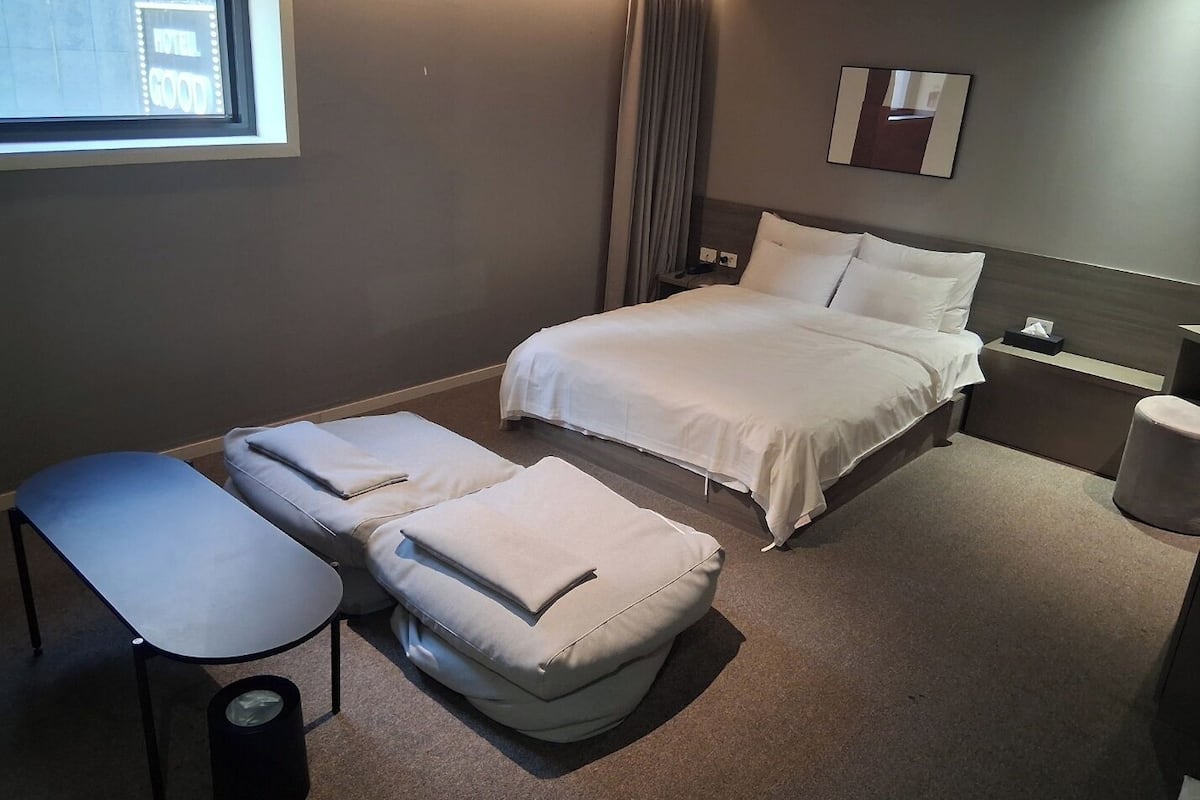 Movie | 1 bedroom, premium bedding, soundproofing, free WiFi