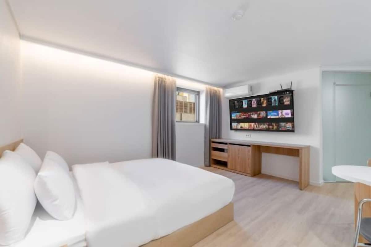1 bedroom, premium bedding, desk, soundproofing