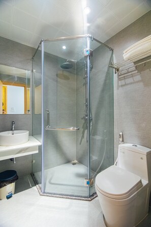 Shower, rainfall showerhead, free toiletries, hair dryer