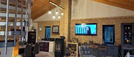 Smart TV, fireplace