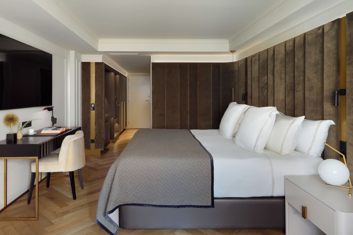 Minibar, in-room safe, desk, laptop workspace