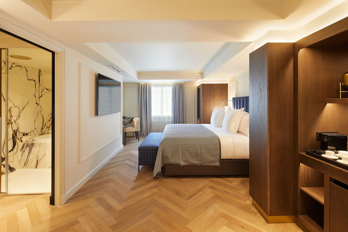 1 slaapkamer, een minibar, een kluis op de kamer, een bureau